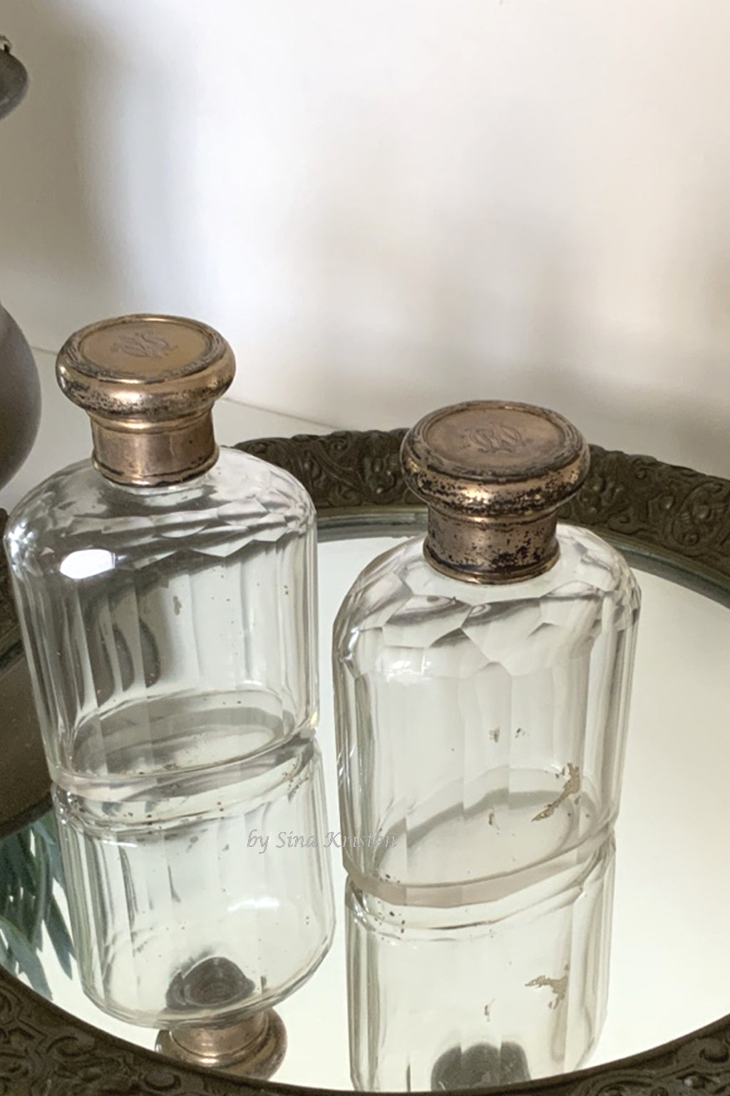 Das Monogramm W – Die Geschichte zweier Parfumflakons aus den 1920er Jahren